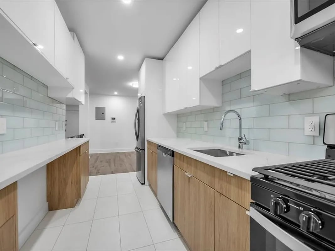 901 Avenue H Unit: 4B