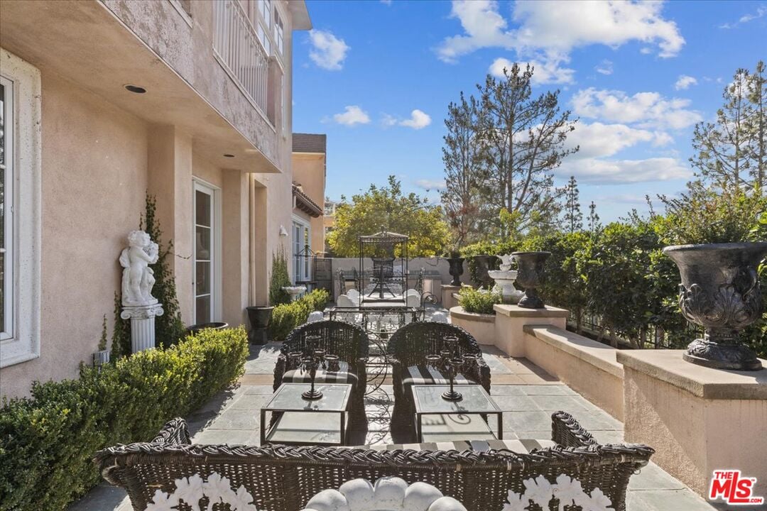 Buckingham Ln, 90077