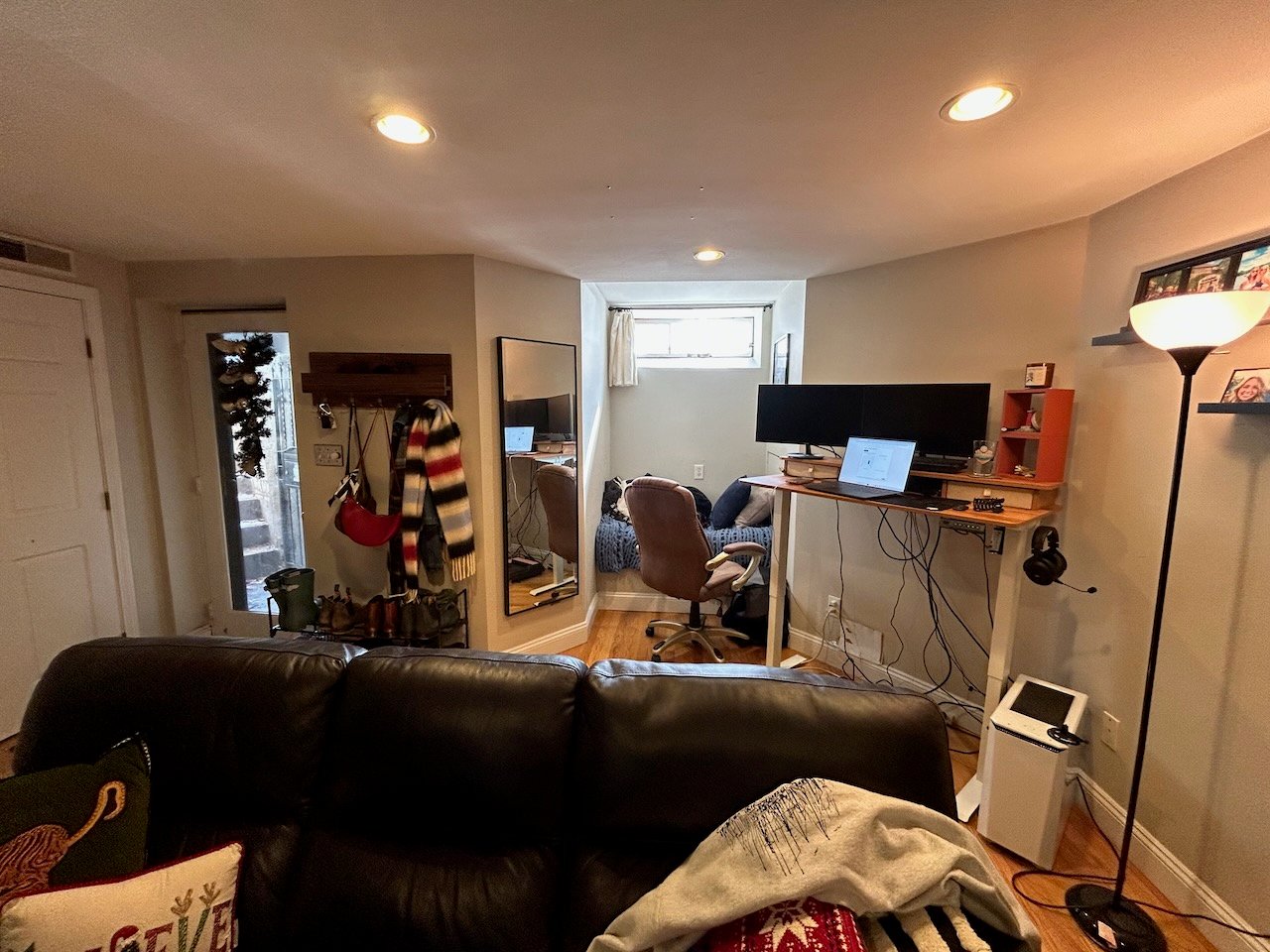Warren Avenue - Private Entry 1 bed 1 bath w/ Laundry - Pets Negotiable! AVAILABLE MAY 1