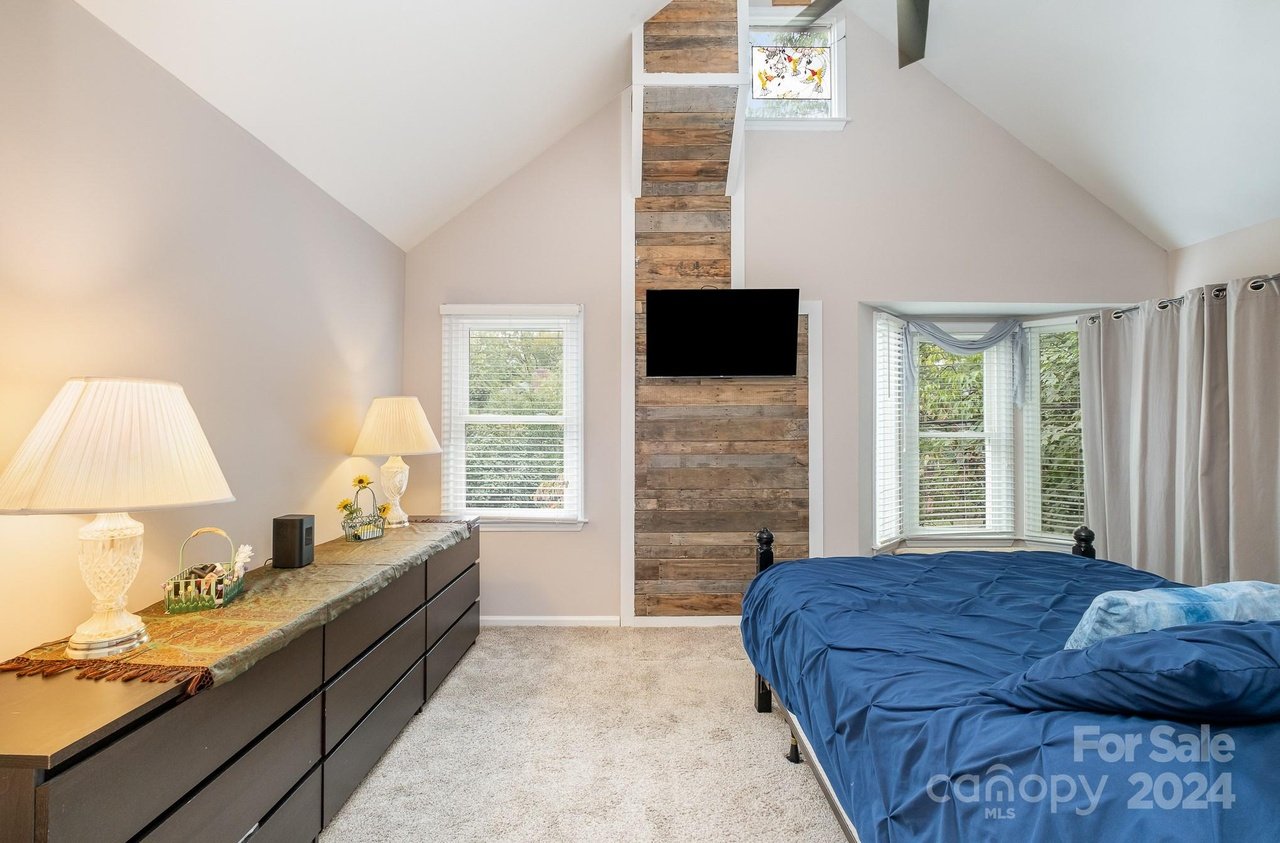 324 W 10th St
