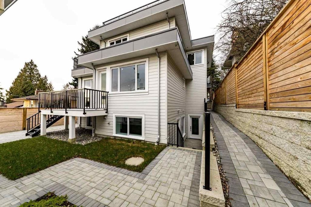 339 W 26th St