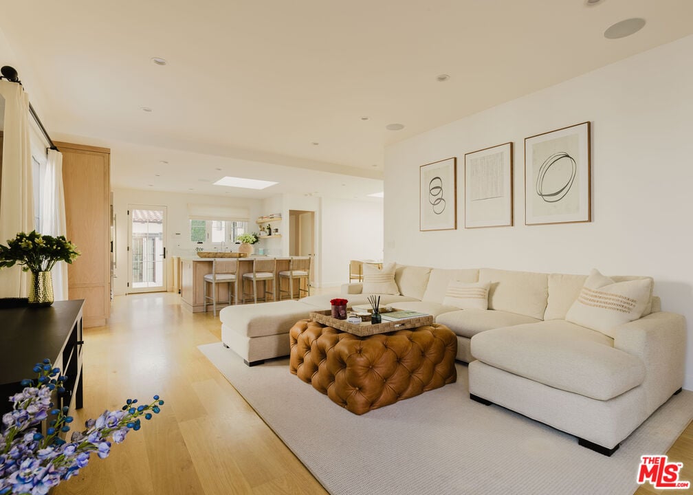 Solaris Pavilion, Westbourne Dr, 90048