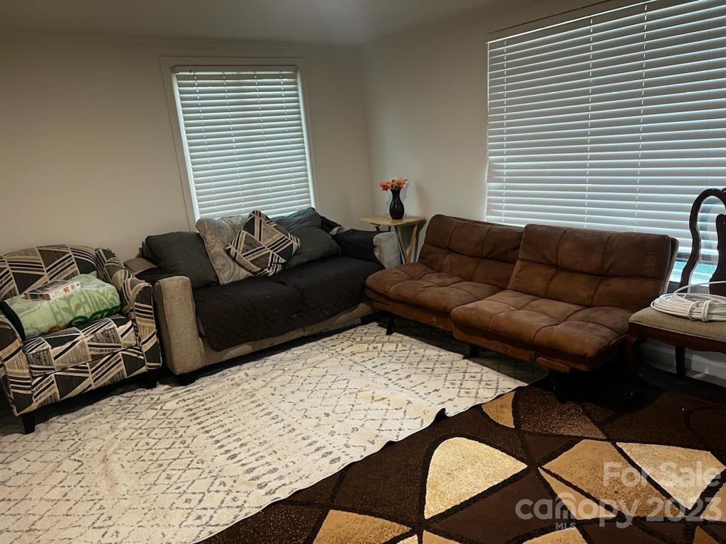 902 Lakeview Dr