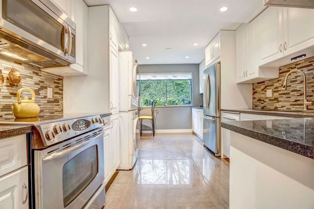 555 W 28th St, #104