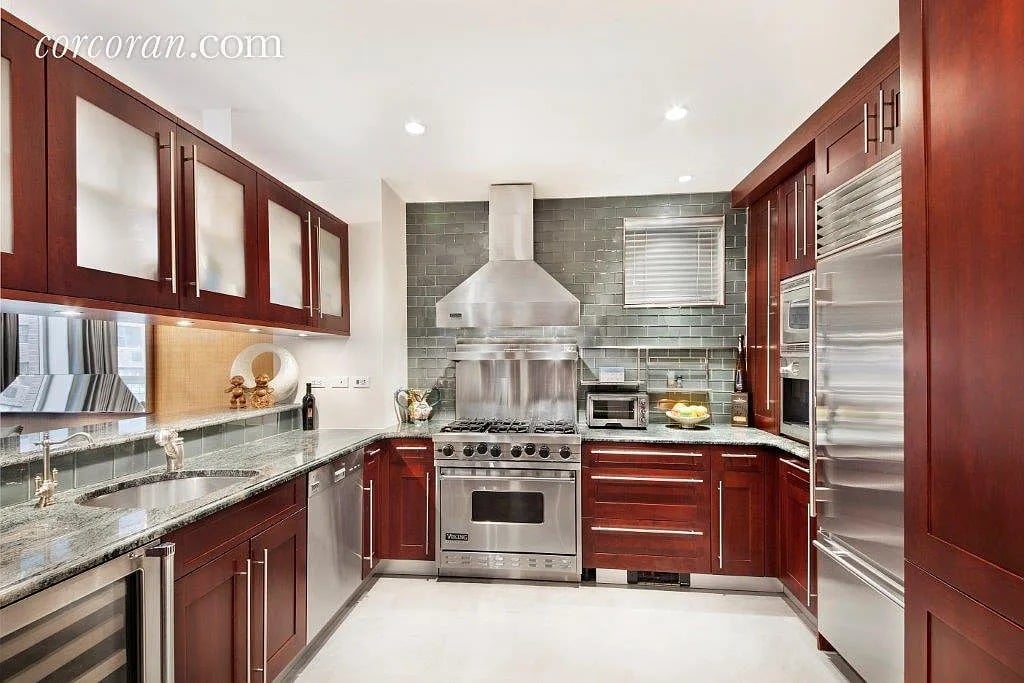 330 E 72nd St APT 4