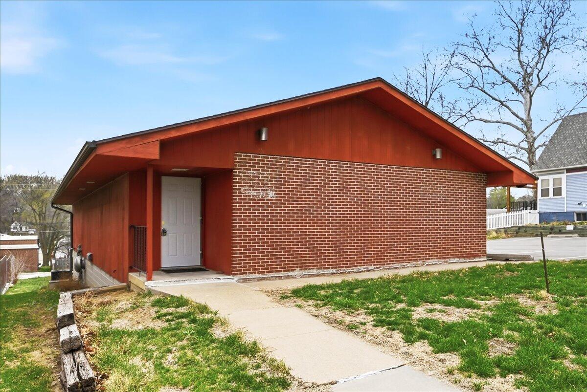 208 N Walnut St