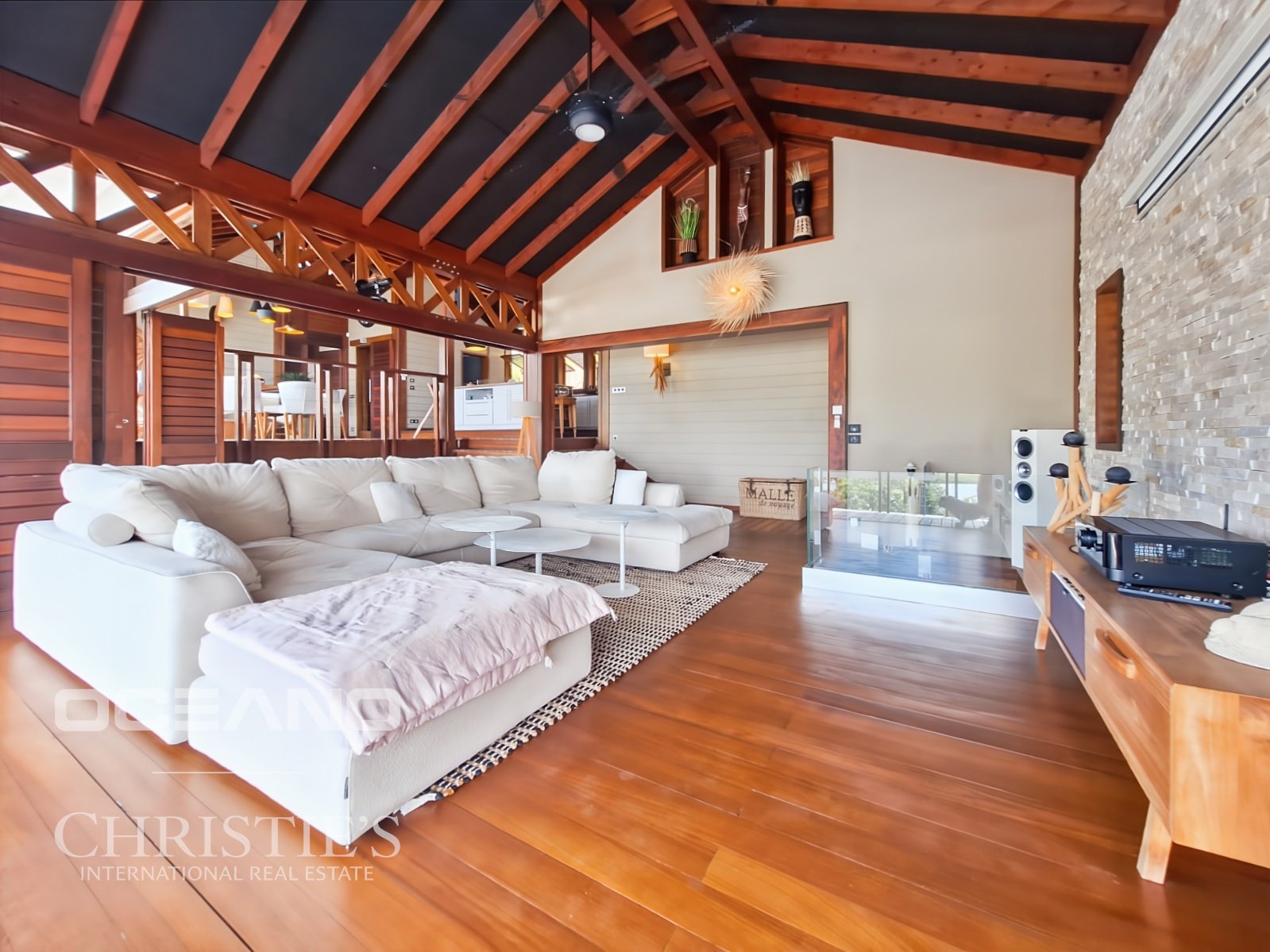 Magnificent sea-view villa + 3 bungalows