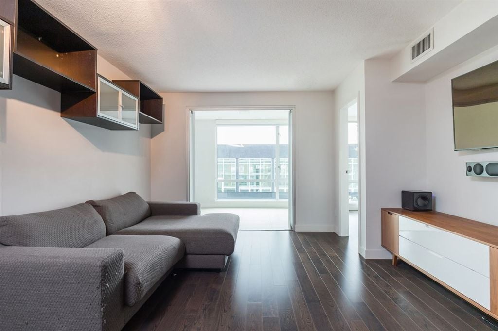 635 W 3rd Ave, #406
