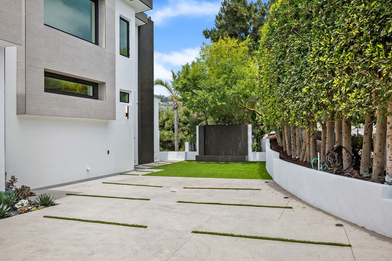 6627 Muirlands Dr, La Jolla, CA 92037