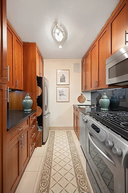 250 East 87th Street Unit: 8D