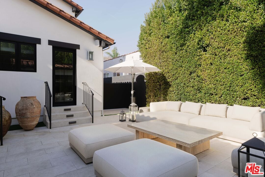 Solaris Pavilion, Westbourne Dr, 90048