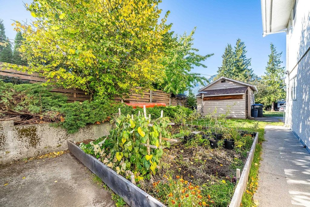 2332 Argyle Cres