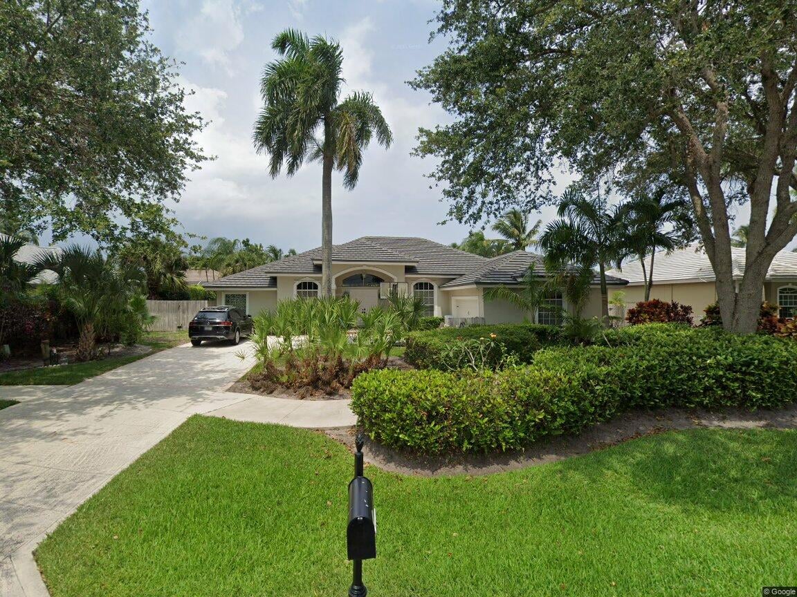 18975 SE Coral Reef Ln