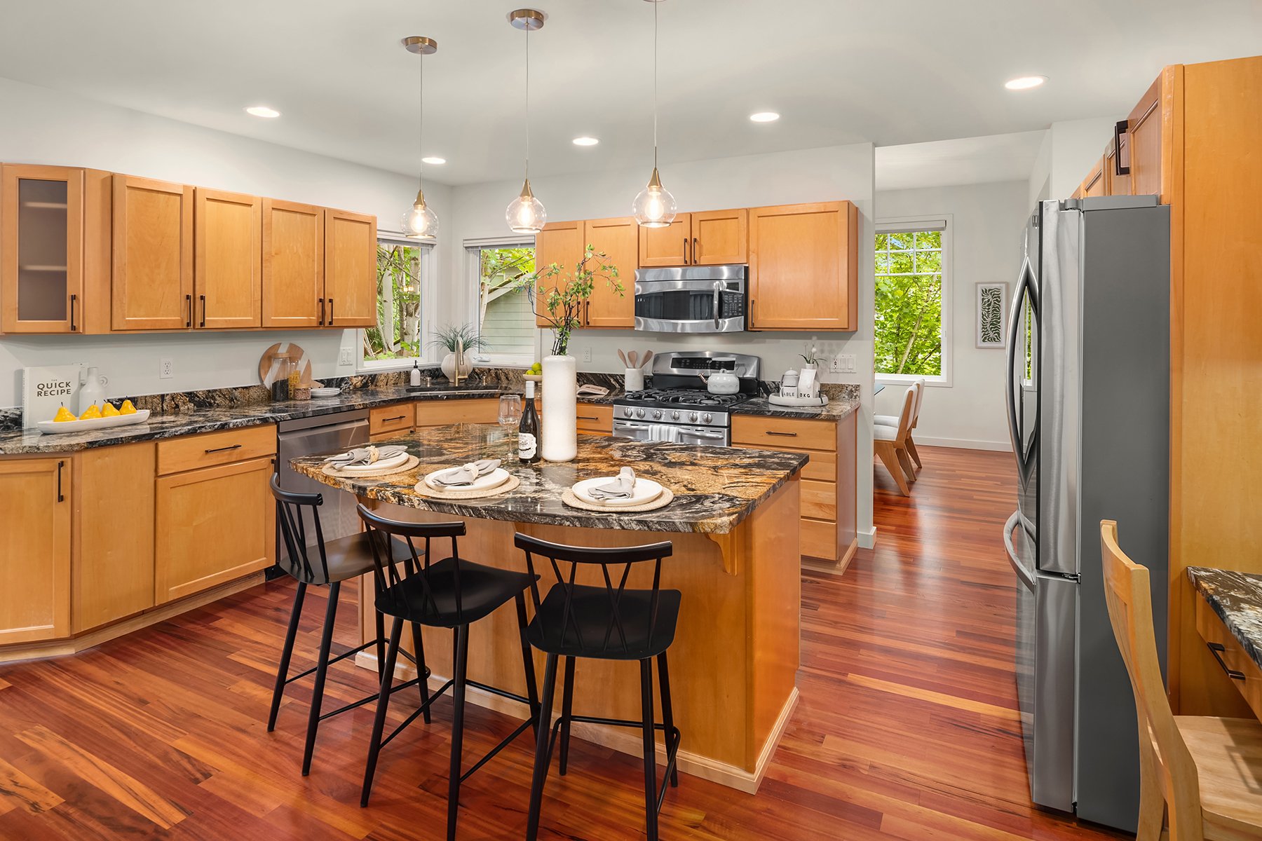 Quiet Elegance in Kirkland: Ideal Location & Natural Beauty