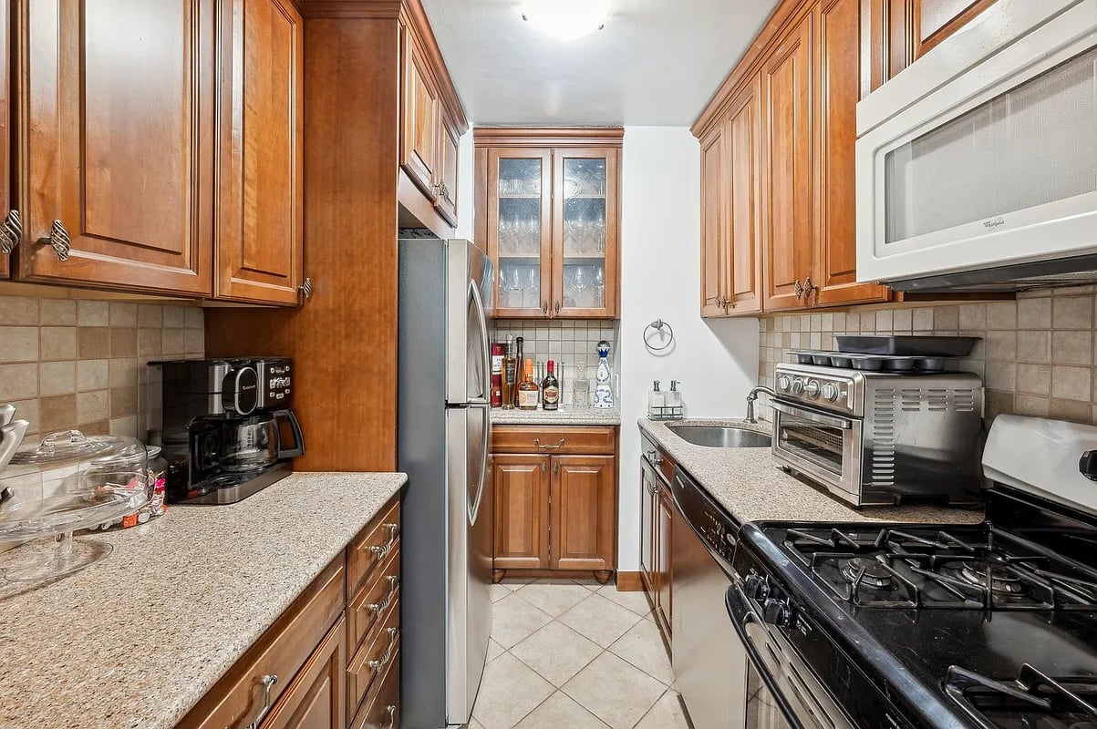 301 East 79th Street Unit: 5P