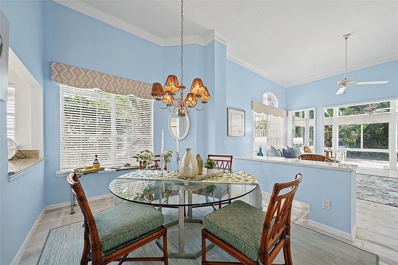 8814 Lakeside Cir