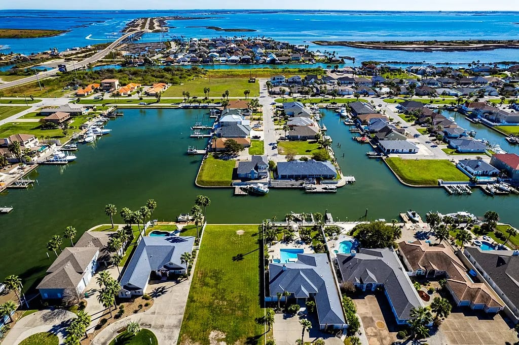 112 Dolphin Ct