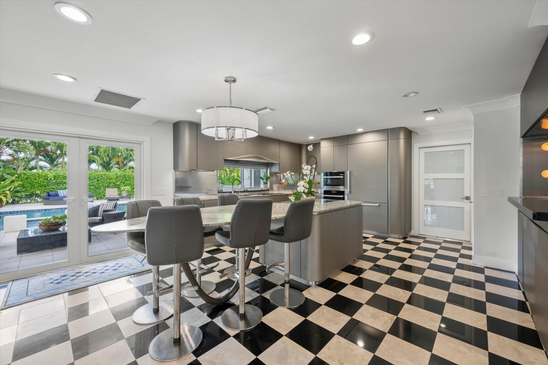 2900 Greenbriar Blvd