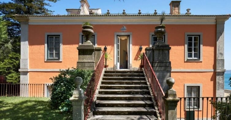 Quinta do Relógio: Historic 19th-Century Waterfront Palacete in Paço de Arcos, Oeiras