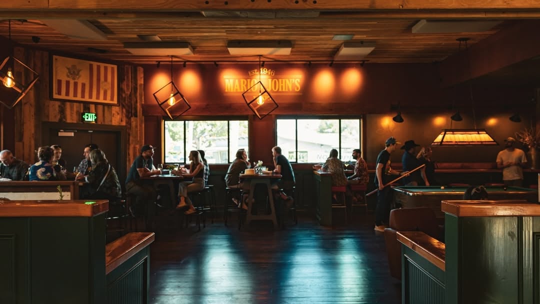 petaluma-mario-johns-bar-cozy-cocktails-people