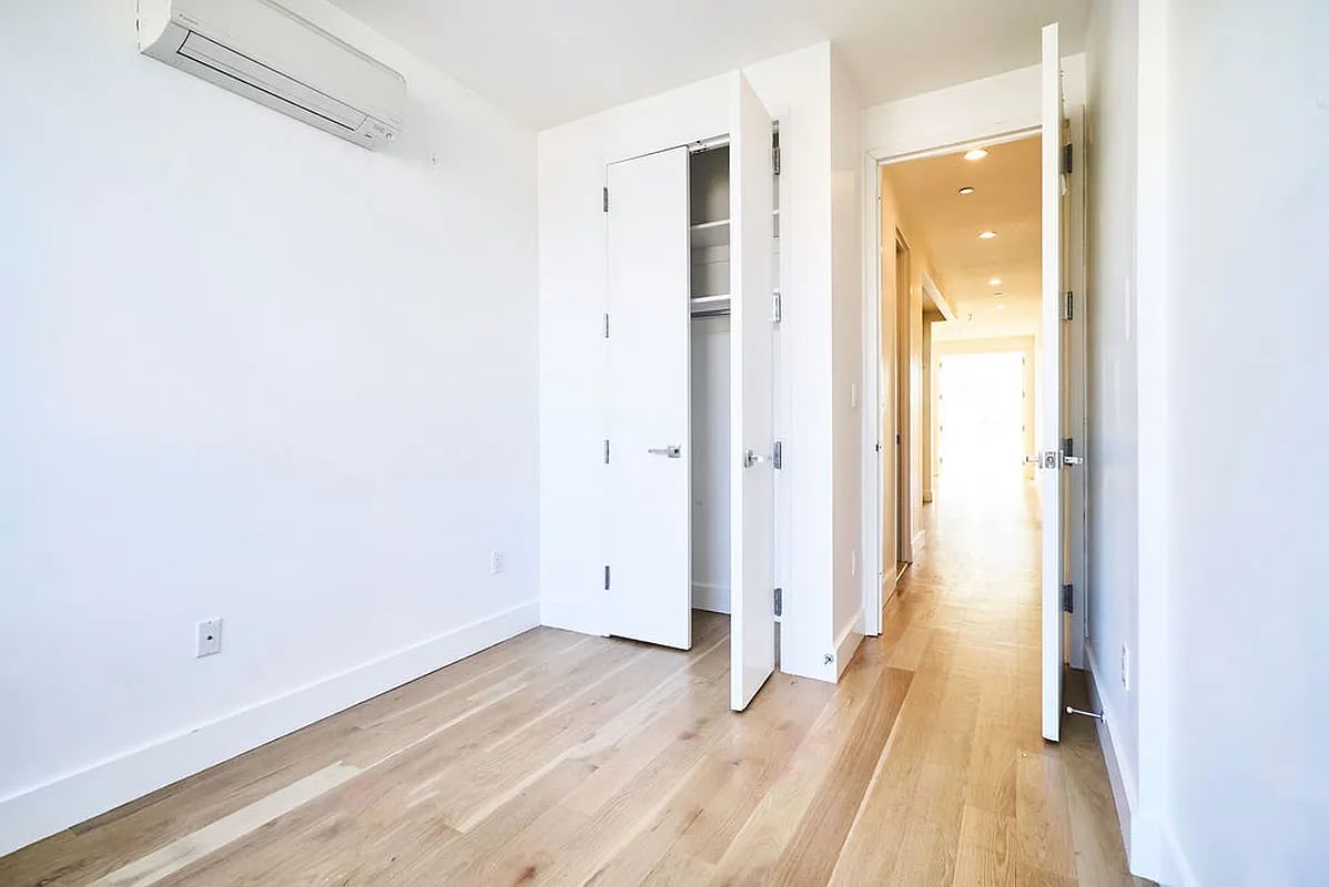87 Montrose Avenue #2R