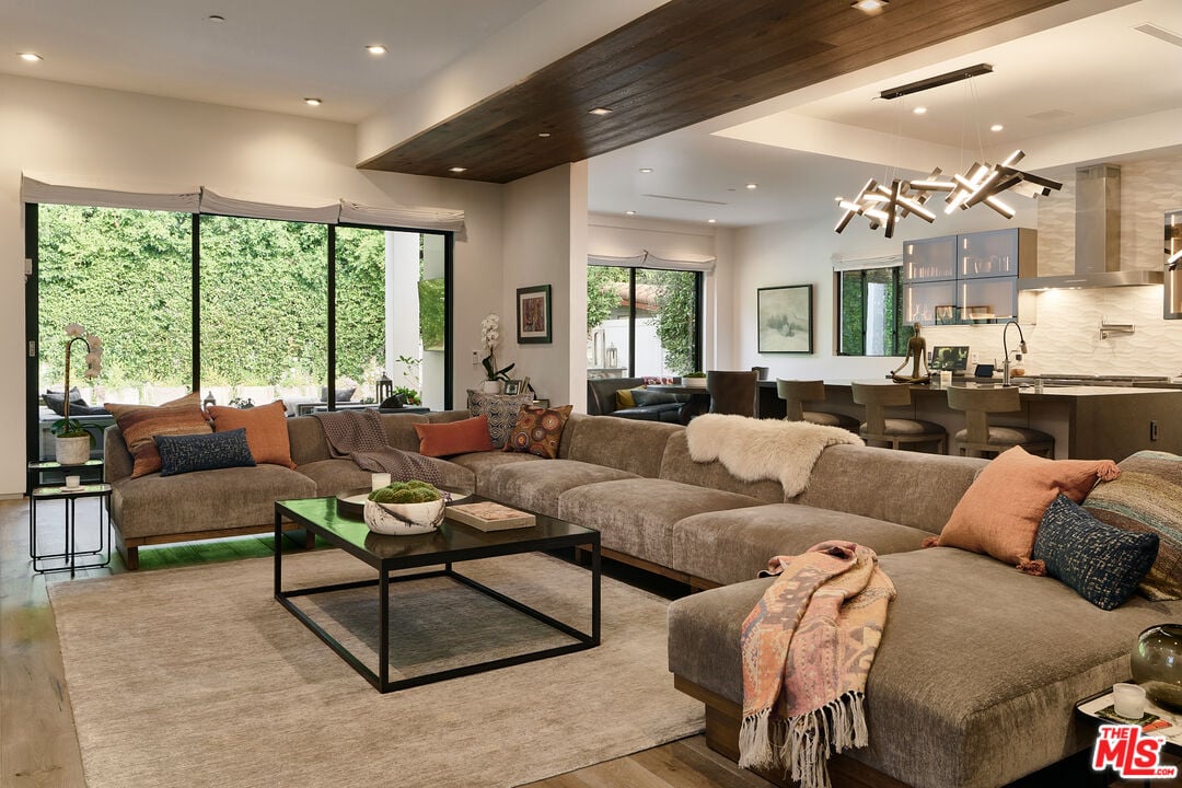 N Bowling Green Way, 90049