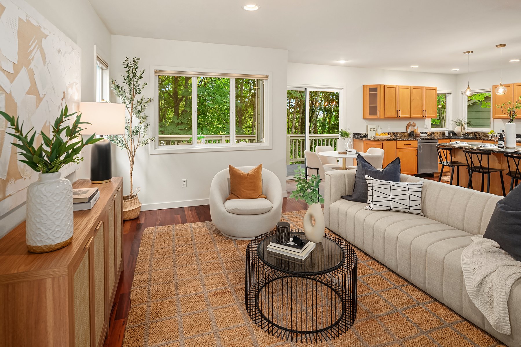 Quiet Elegance in Kirkland: Ideal Location & Natural Beauty