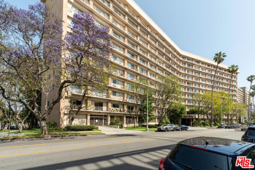 100 S Doheny Dr #518