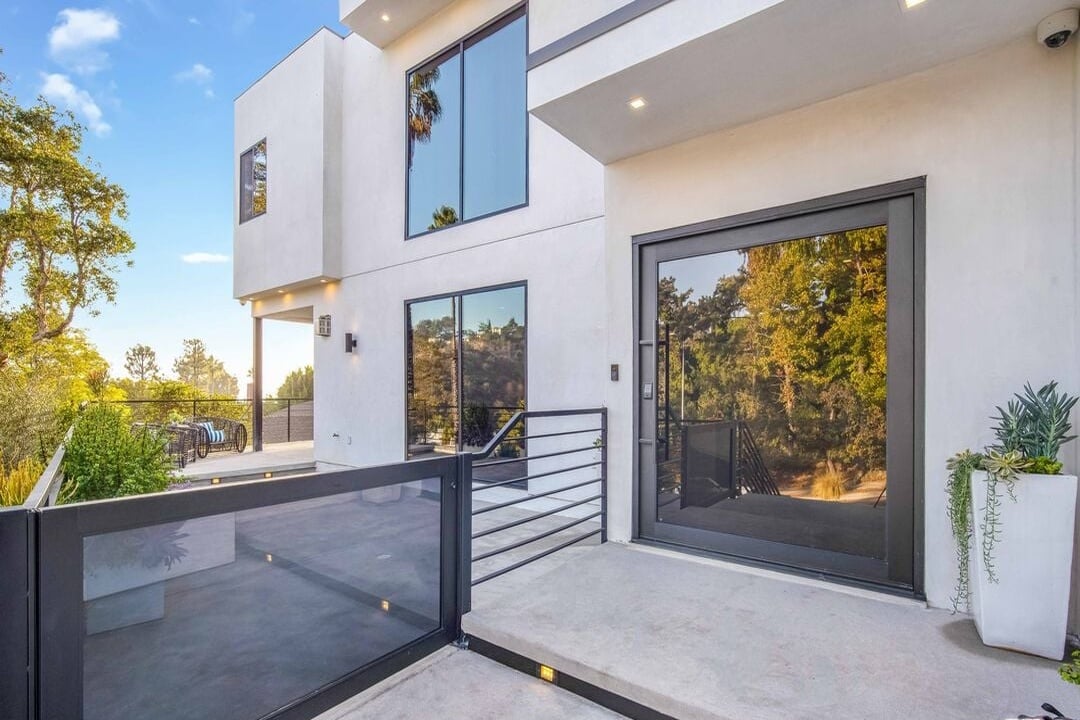 Canyon Lake Dr, 90068