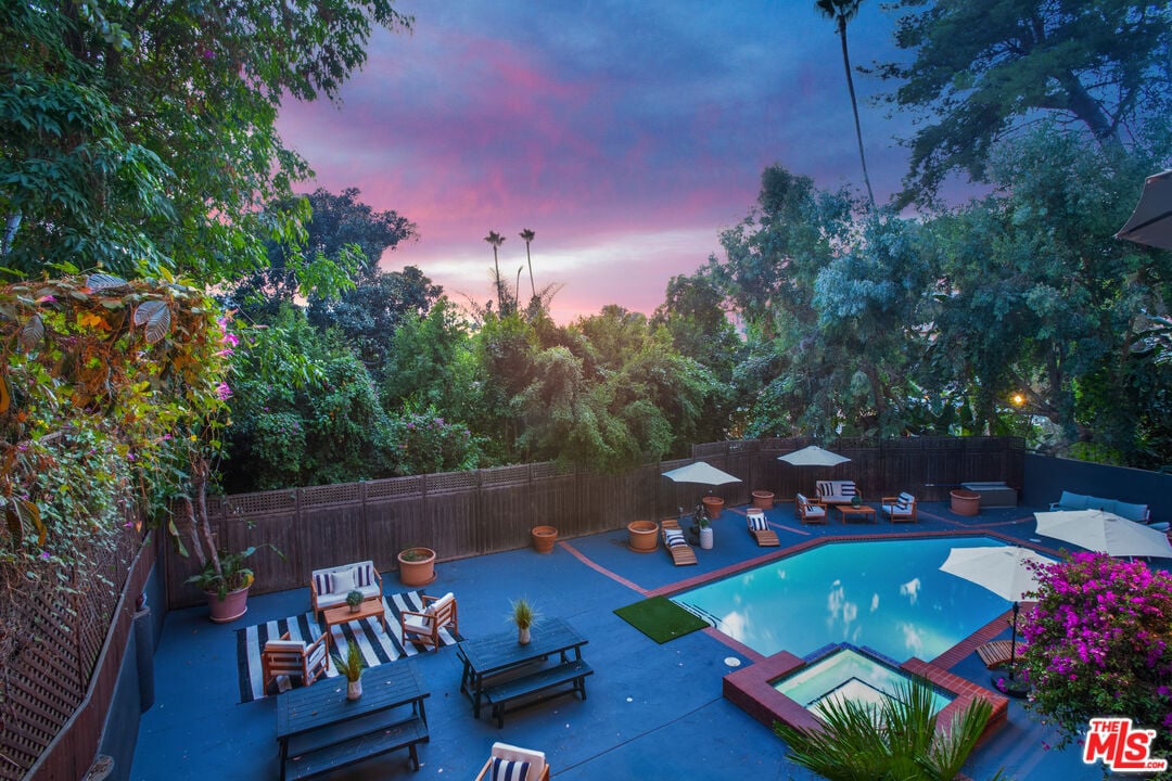 Solaris Manor, N Knoll Dr, 90068