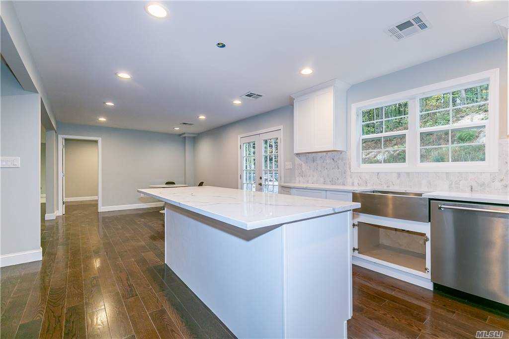 380 Woodbury Rd, Woodbury