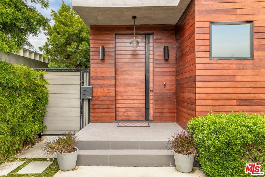 3557 Ashwood Ave