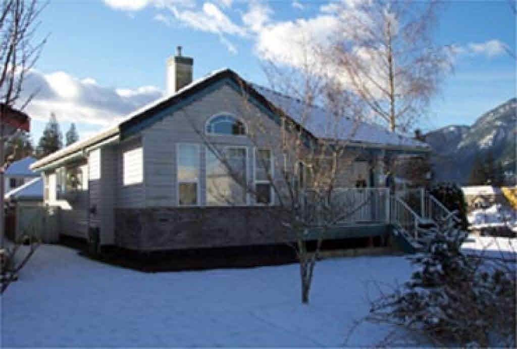 1818 Willow Cres