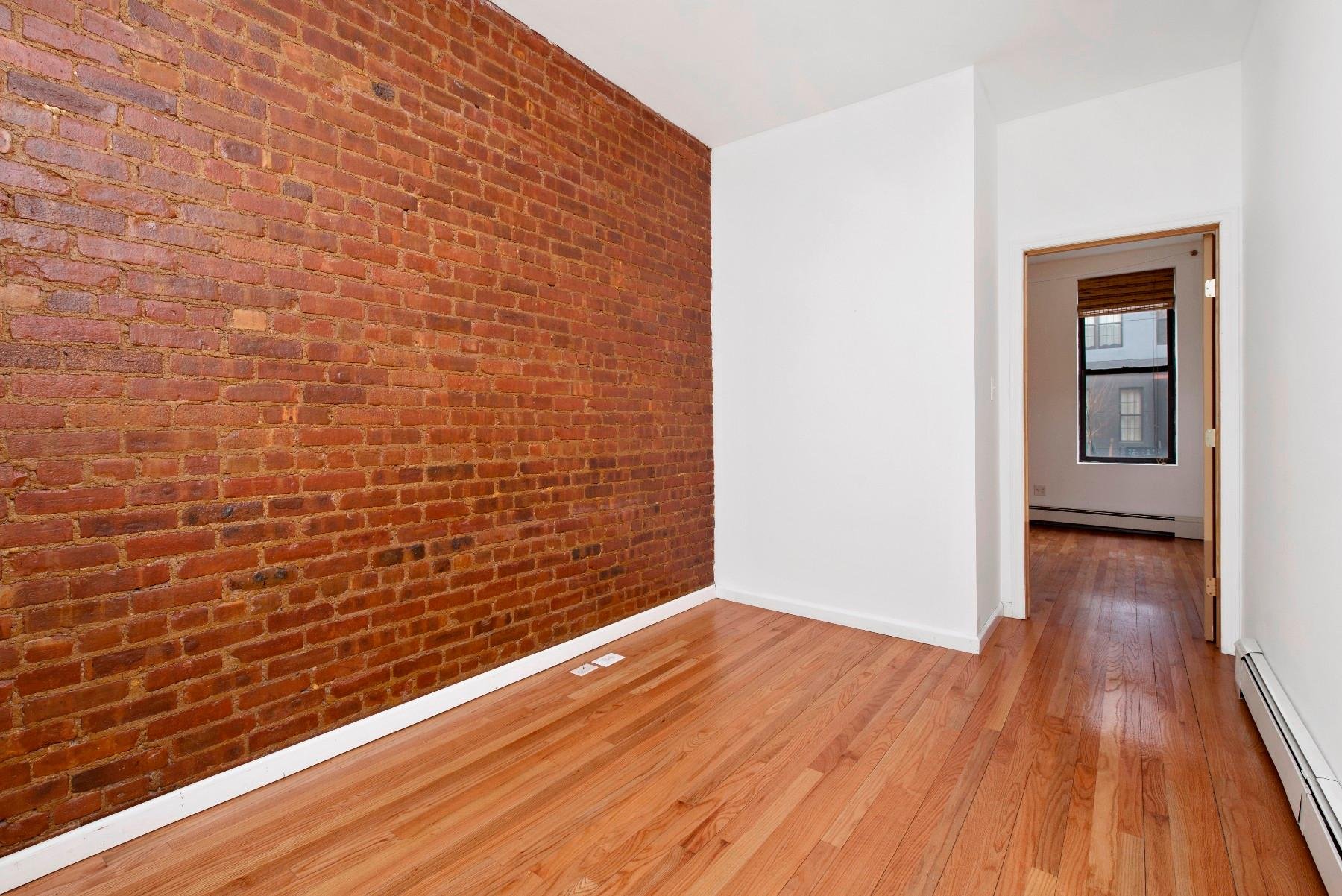 851 Hart St