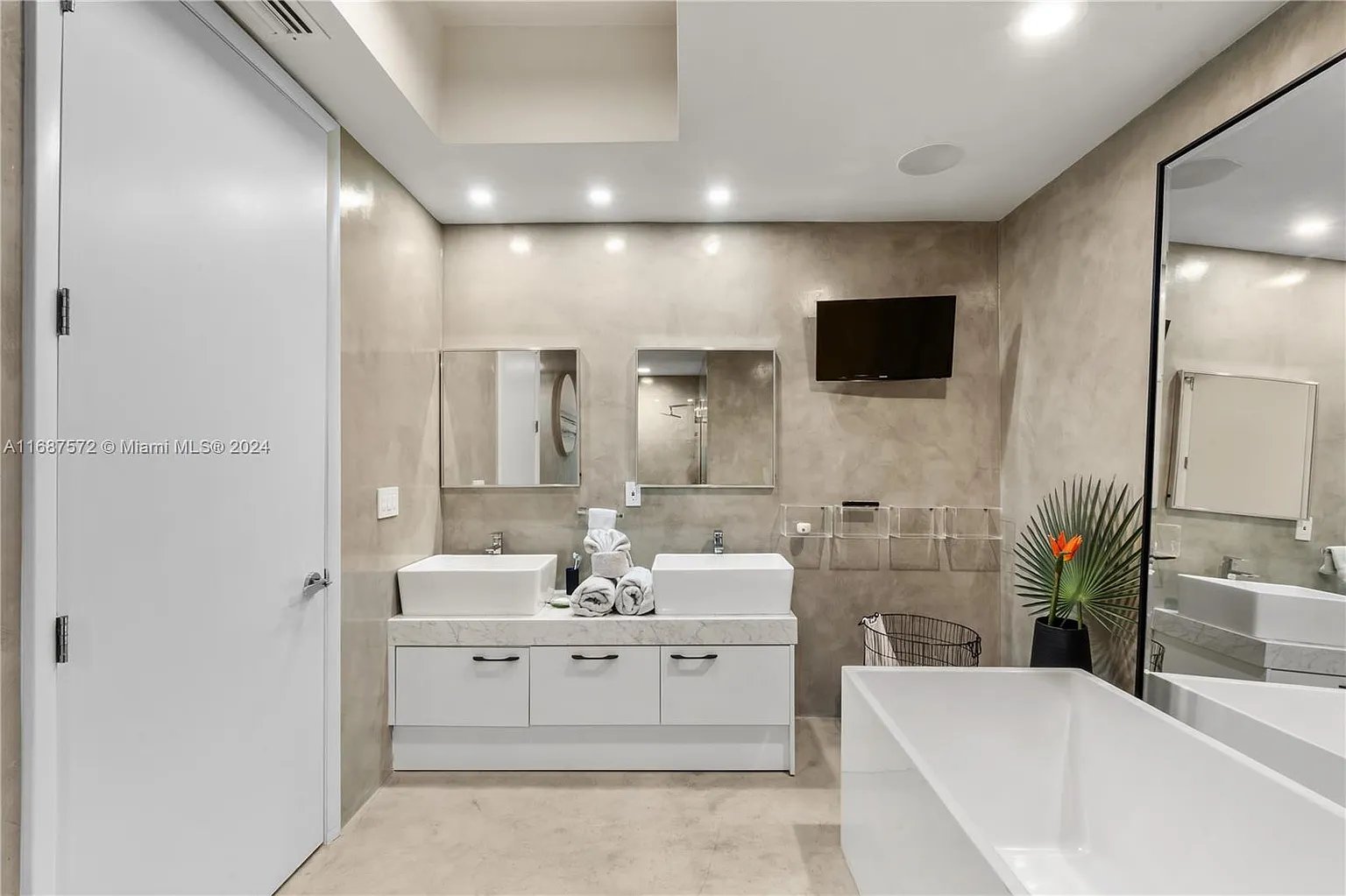 100 S Pointe Dr APT 1603