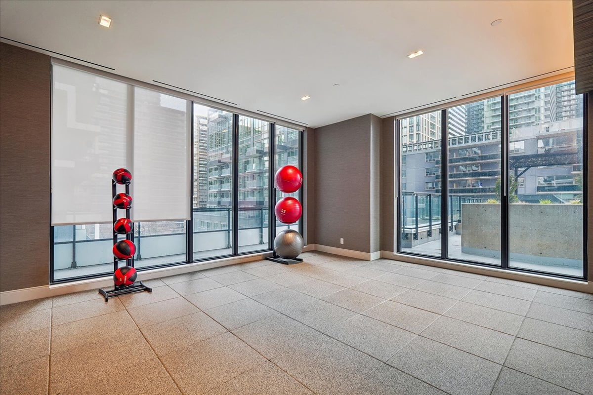 2-bedroom, 2-bathroom CORNER suite