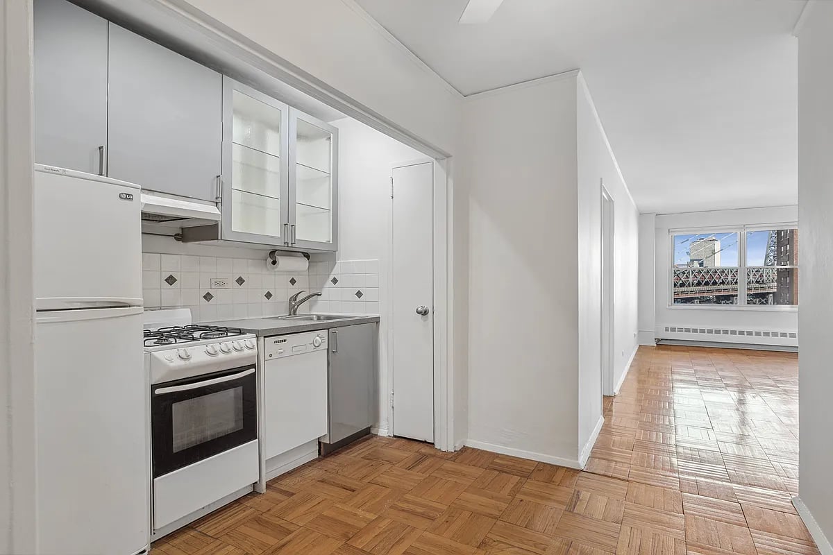 570 Grand St, #H1103