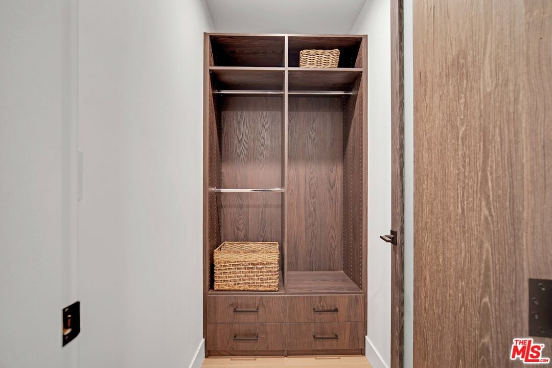 Canyon Lake Dr, 90068