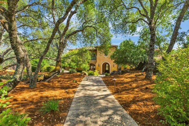 6015 Paseo Villena