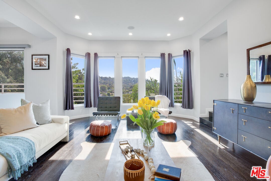 Solaris Manor, N Knoll Dr, 90068