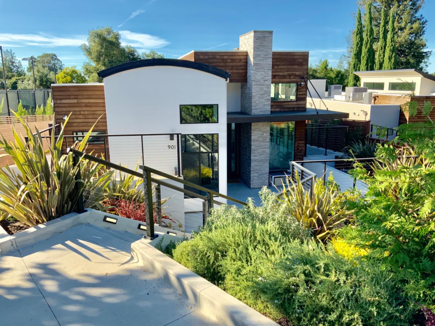 901 Loyola Dr