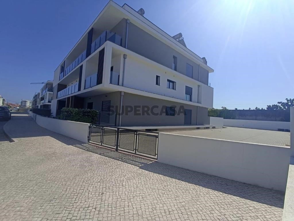 Modern 2-Bed, 2-Bath Apartment in Central Marinha Grande – Near Nazaré