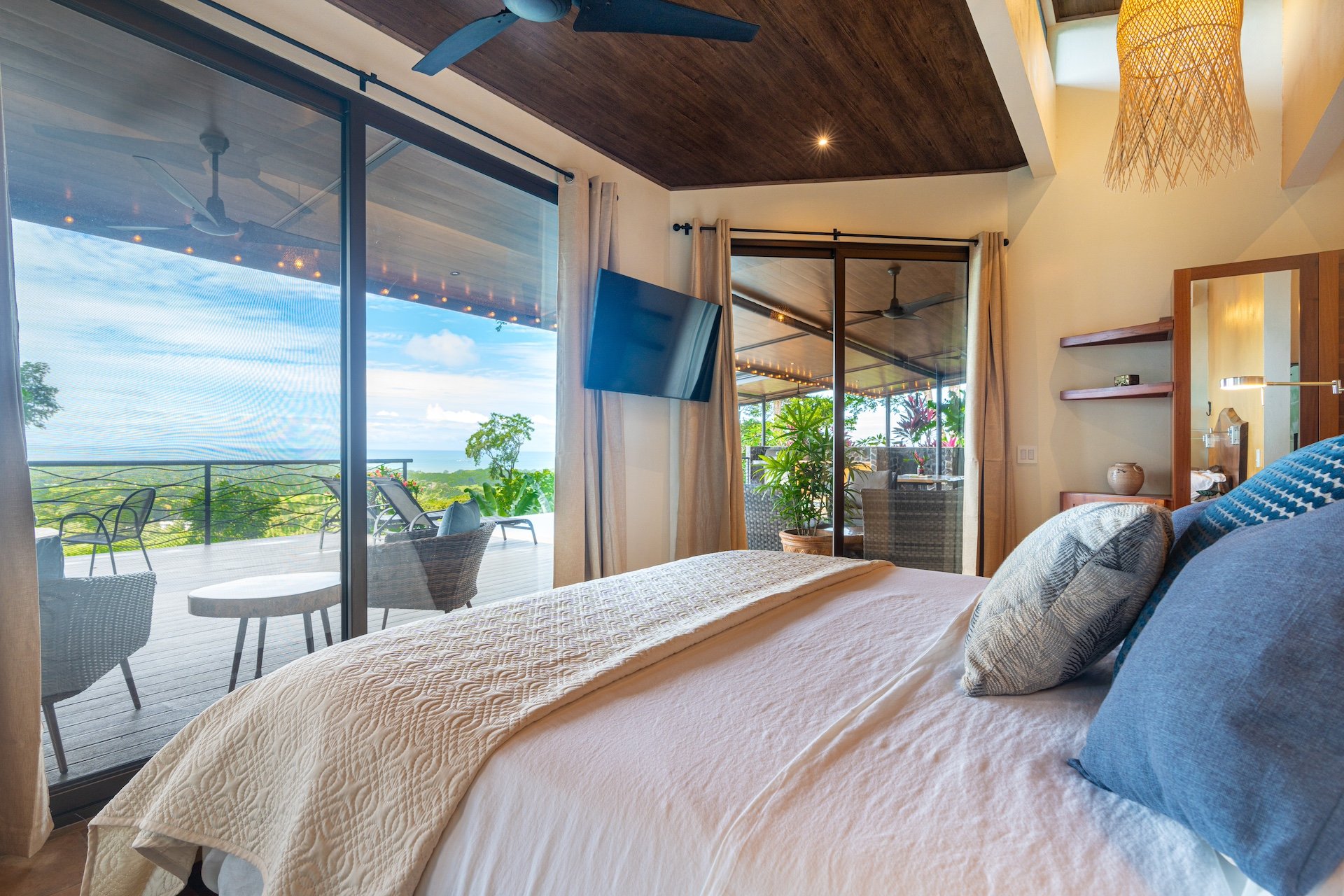 Casa Meraki: Modern Tropical Living with Whale’s Tail Views in Uvita