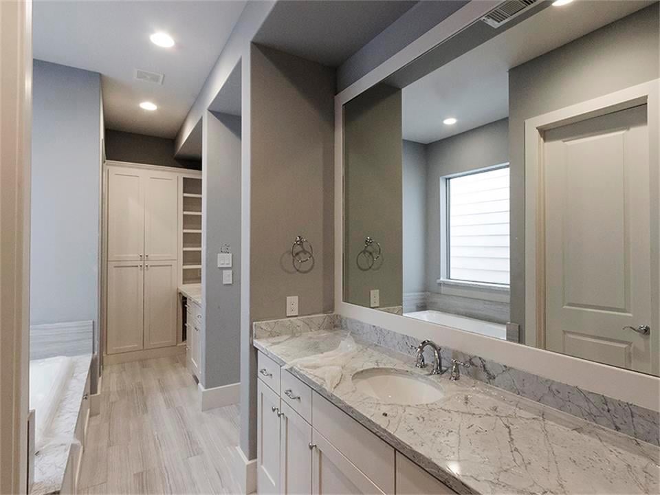 Aftonshire Place home bathroom