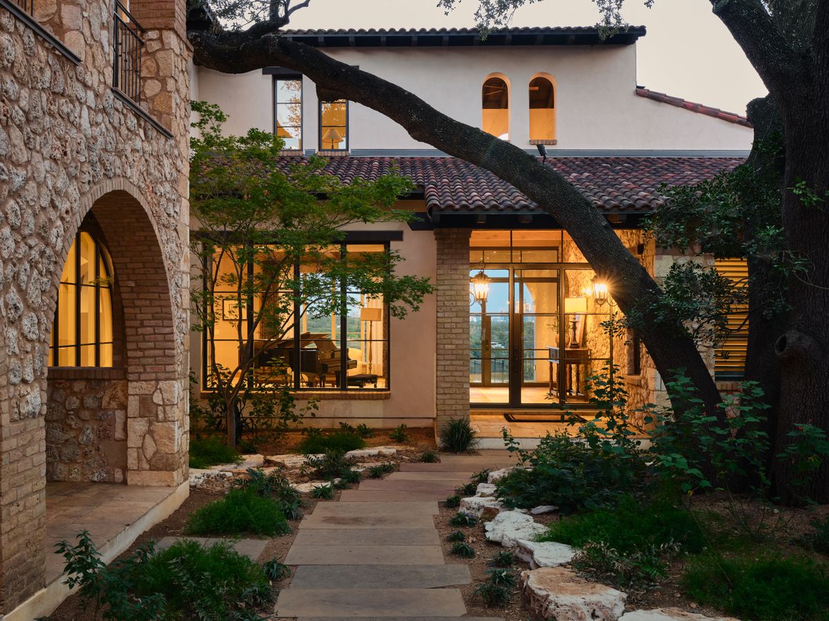 Lakeshore Horizon: Waterfront Villa with Lake & City Views
