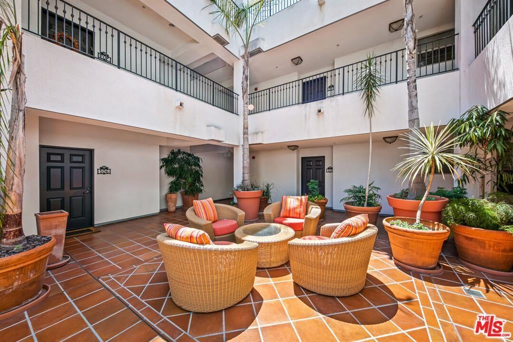 10648 Woodbridge 106, Toluca Lake