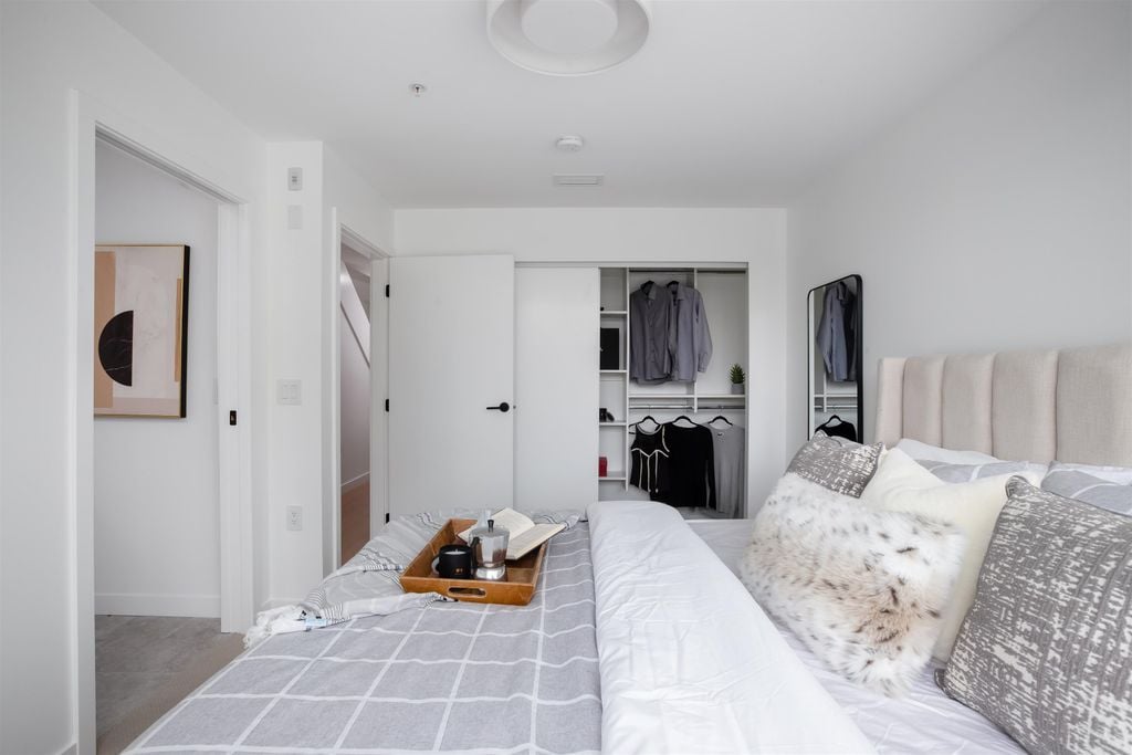 90 W King Edward Ave, #216