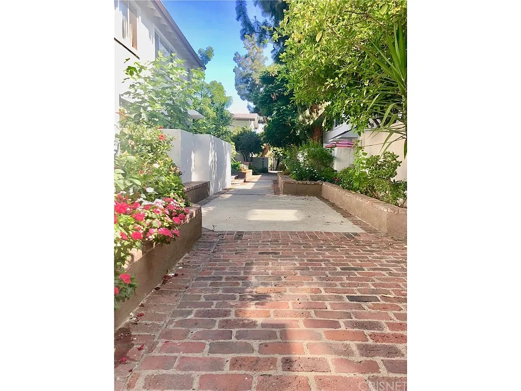 18611 Collins St APT E10