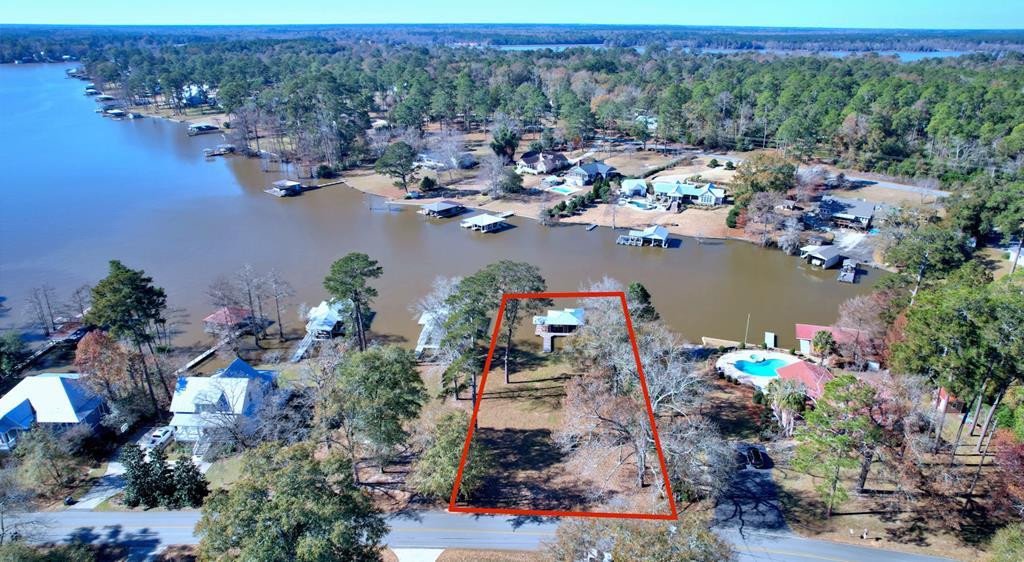 784 Lakeshore Dr