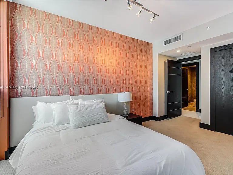 17001 Collins Ave # 2508